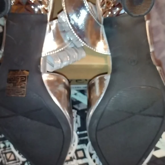 Elegant Silver Women's Shoes with Bow Detail - Picture 3 of 10